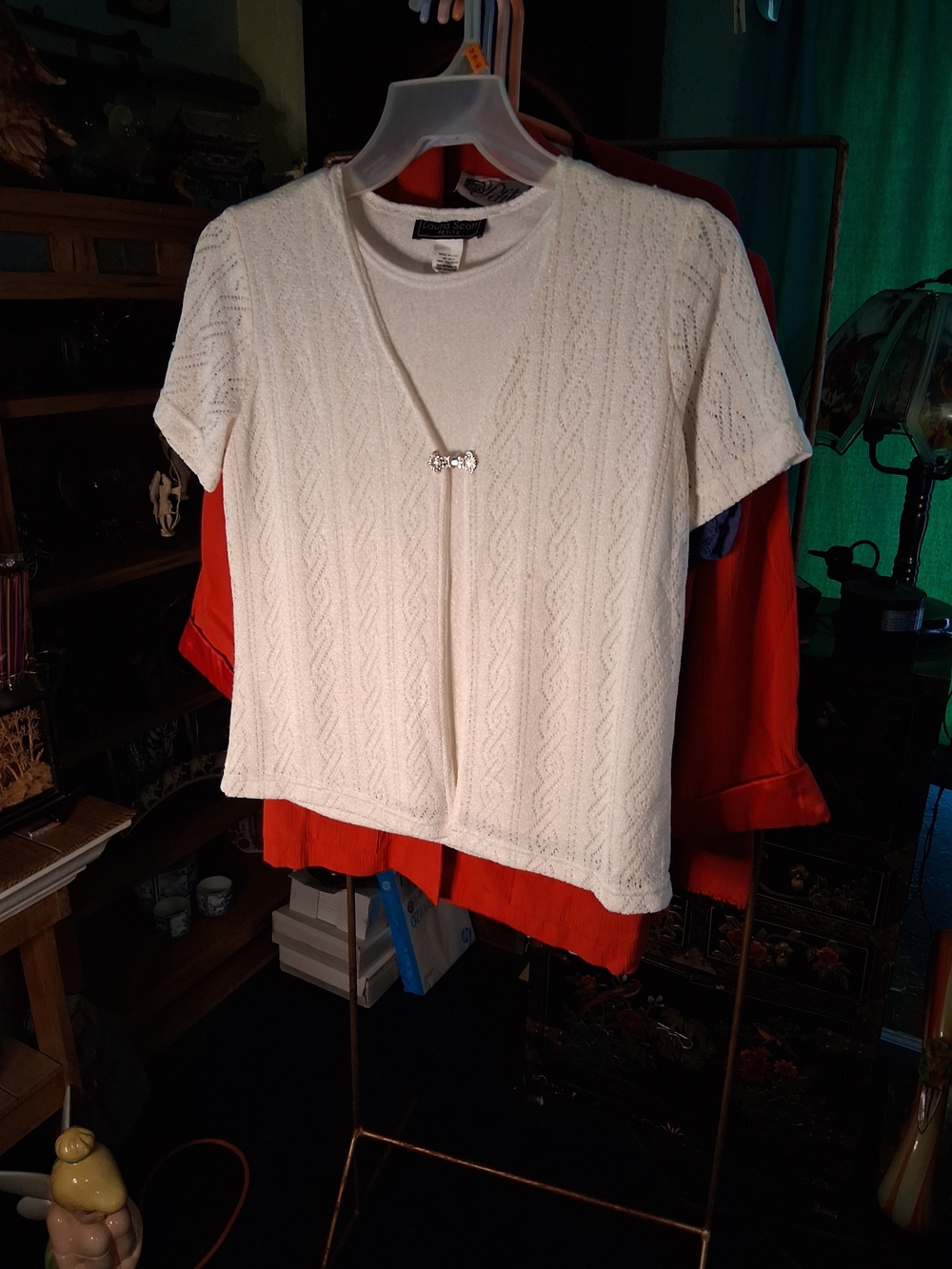 Vintage-Inspired White Short-Sleeve Knit Top with Decorative Clasp